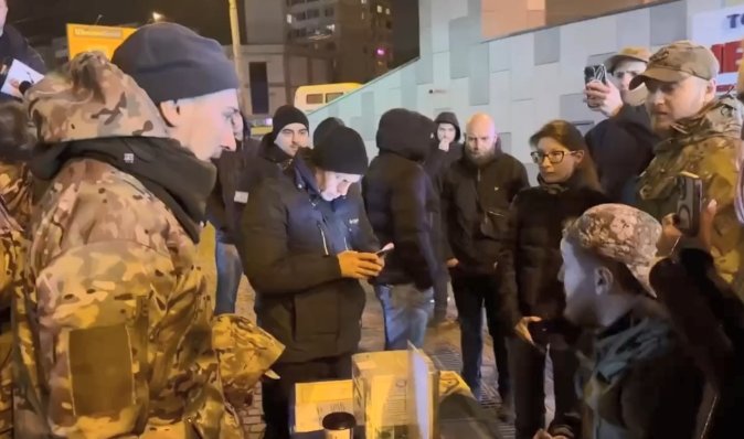 Підозрюють у шахрайстві: у Києві затримали групу людей, які збирали гроші на ЗСУ (відео)