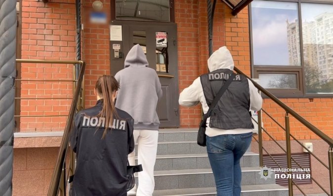 Прославляли РФ: поліція затримала двох одеситок за пропаганду в соцмережах (фото, відео)