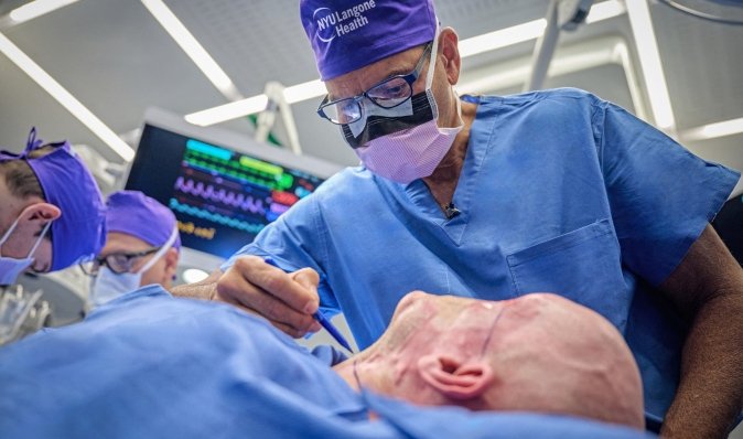 У США вперше пересадили чоловіку донорське око: хірурги називають результати "проривом" (фото)