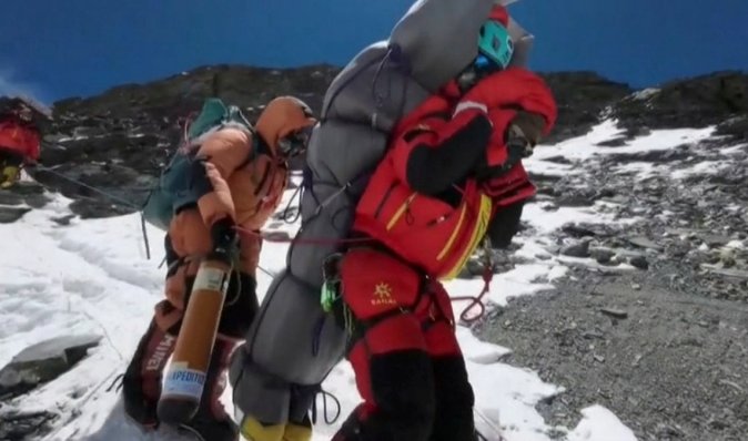 "Місія неможлива": замерзлого альпініста врятували із "зони смерті" на Евересті (фото)