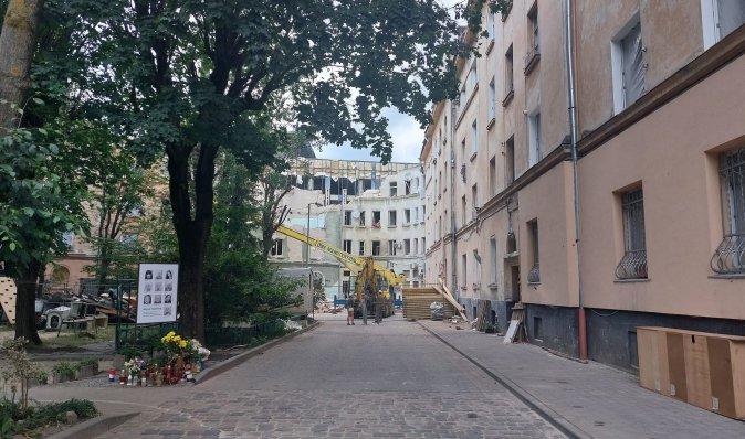 Обстрел Львова 6 июля: из-под завалов достали живого кота и отдали хозяйке (фото, видео)