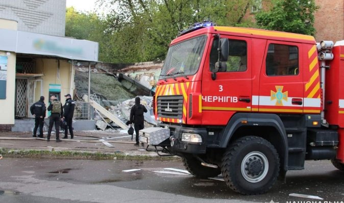 В центрі Чернігові вибухом рознесло відділення банку: подробиці (фото)