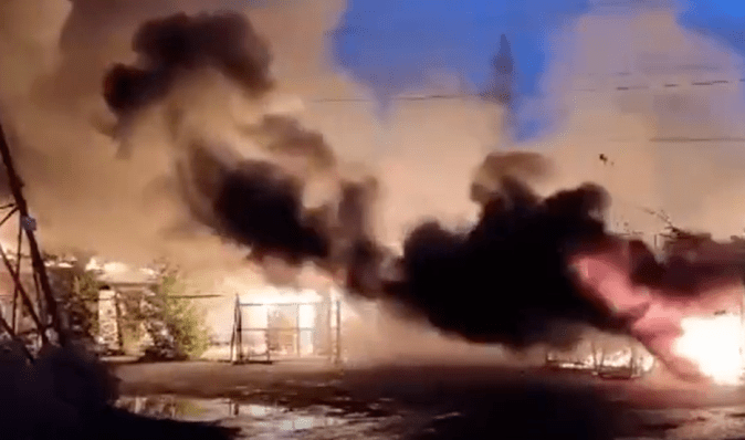 "Звуки вибухів дедалі сильніші": у Єкатеринбурзі спалахнула велика пожежа (фото, відео)