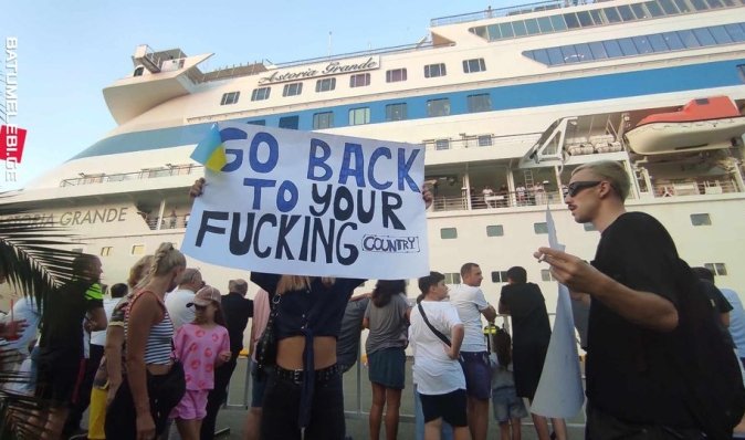 Круїзний лайнер з росіянами знову зайшов у порт Батумі, його зустріли протестами (відео)