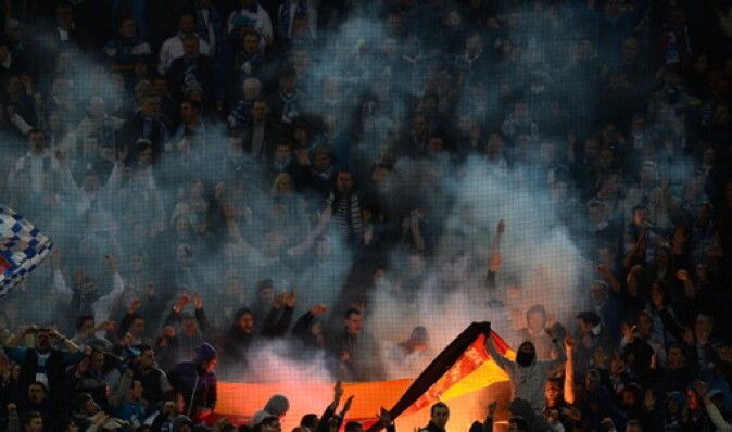 Фанаты Зенита сожгли флаг Германии на матче Лиги Чемпионов