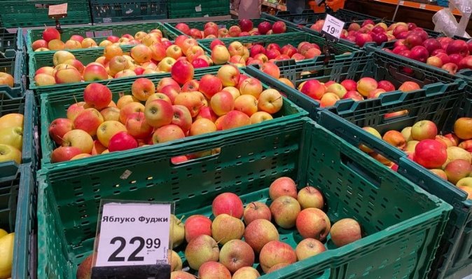 Компания, продававшая ВСУ яйца по 17 грн, решила заработать на яблоках, — журналистка