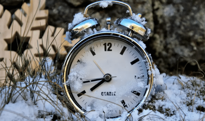 Перевод часов на зимнее время 2022: как будет крутить стрелки Украина во время войны
