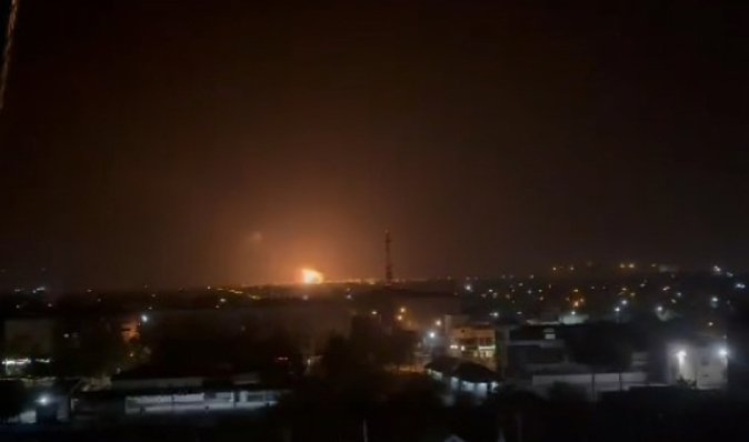 Громкие взрывы и пожары: в РФ сообщили о массовом налете дронов на Краснодарский край (видео)