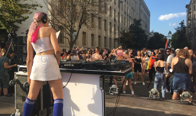 Рейв под ОП. Зачем молодежь вышла "танцевать за ЛГБТ" (фото, видео)