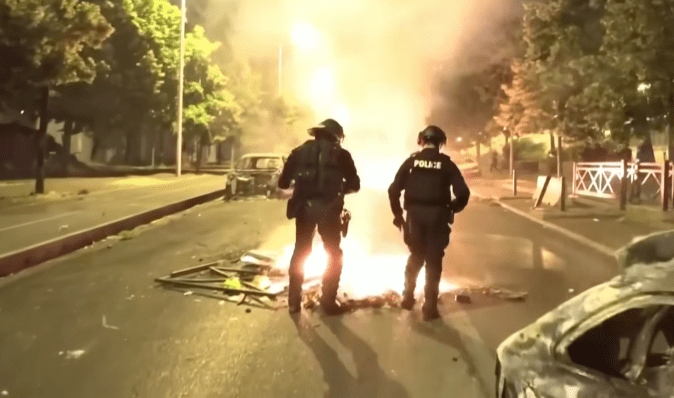 Заворушення у Франції: протестувальники отримали зброю і нападають на поліцейських, — ЗМІ (відео)