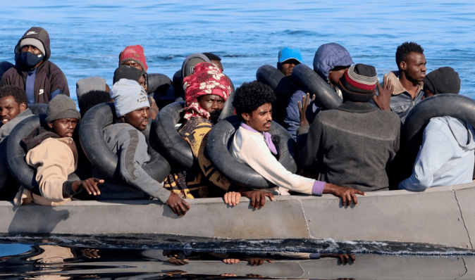 Біля острова Лампедуза затонули два човни з мігрантами, 30 осіб зникли безвісти, — ЗМІ
