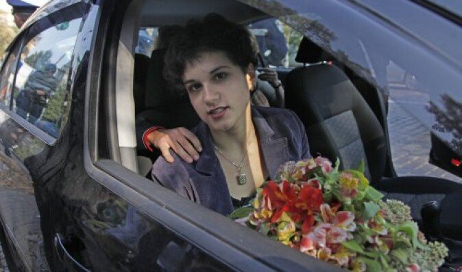 Табачник поблагодарил студентов Могилянки за отчисление девушки, бросившей в него цветы