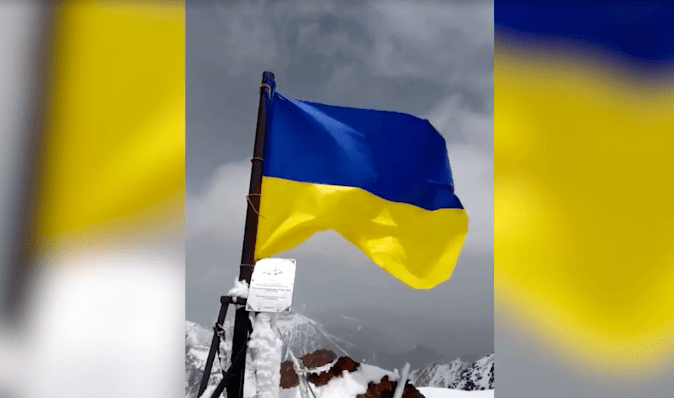 У Кигризстані підняли прапор України на піку імені Путіна (відео)