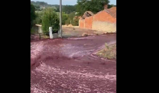 Червоні ріки: в Португалії вино затопило вулиці міста (відео)
