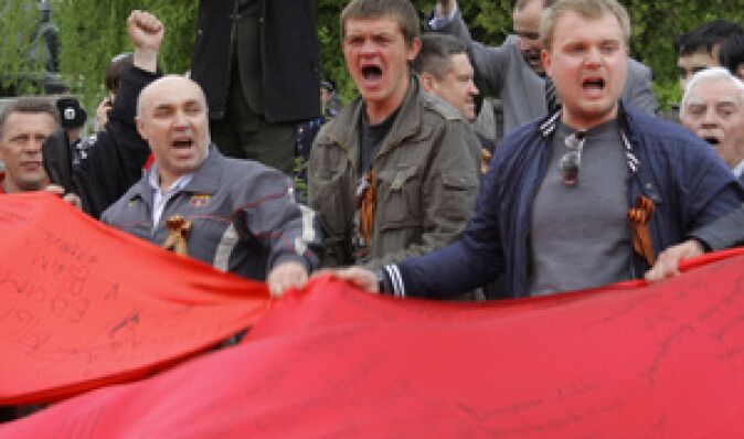 ВО Свобода намерена инициировать отставку мэра Червонограда за использование красных флагов 9 Мая