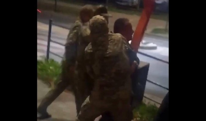 Військкоми силоміць посадили чоловіків у бус у Тернополі: в ТЦК проводять перевірку (відео)