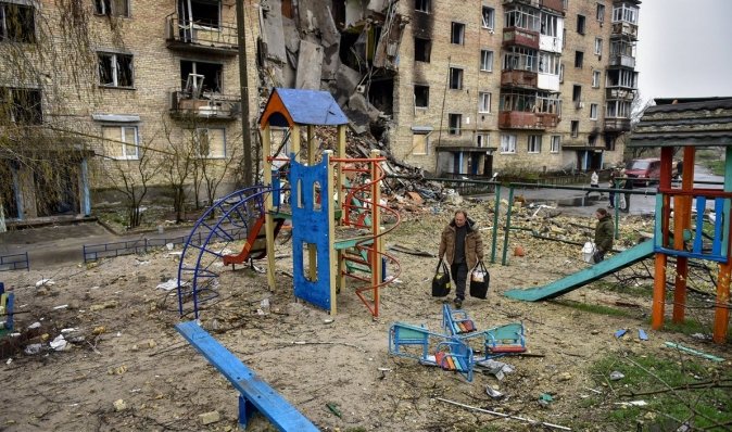 Без окон, света и тепла: люди в освобожденном селе под Киевом живут в разрушенных домах, — СМИ