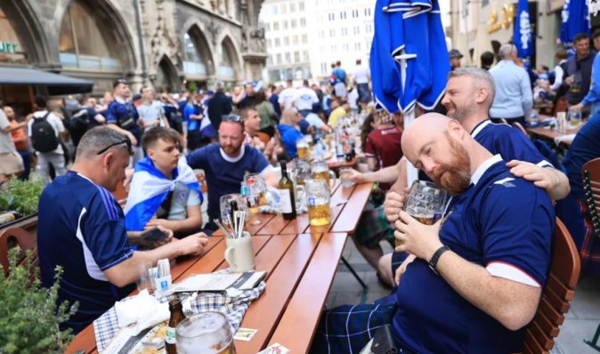 Випили все пиво й веселяться: як вболівальники Шотландії готуються до гри з Німеччиною (фото)