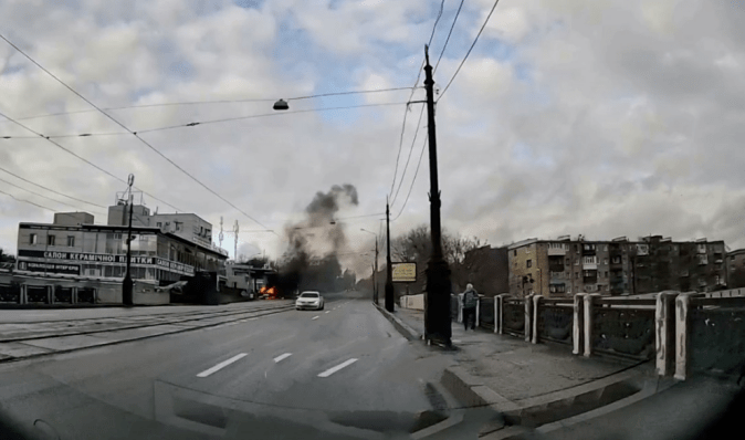 Видно чорний дим і вогонь: у Харкові пролунав потужний вибух, є постраждалі (фото, відео)