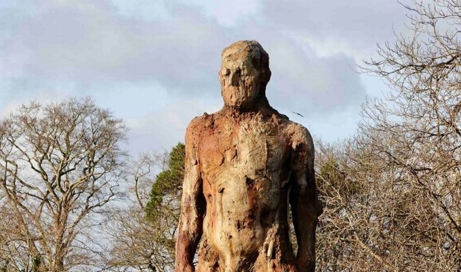 Може відволікати водіїв: в Англії висловилися проти освітлення статуї голого чоловіка (фото)