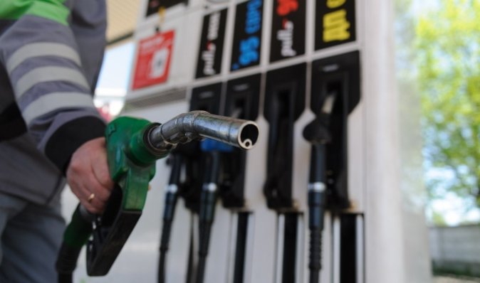 Бензин дорожчає, заправки скорочують знижки: чого чекати автовласникам влітку