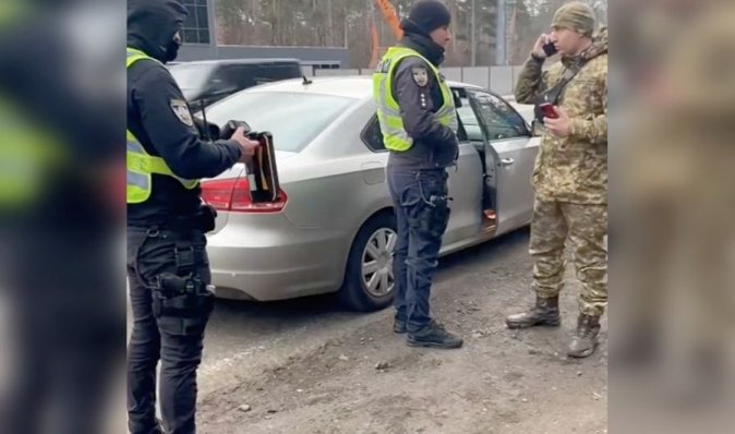 "Не нужно на меня прыгать": военный устроил скандал на блокпосте под Киевом (видео)