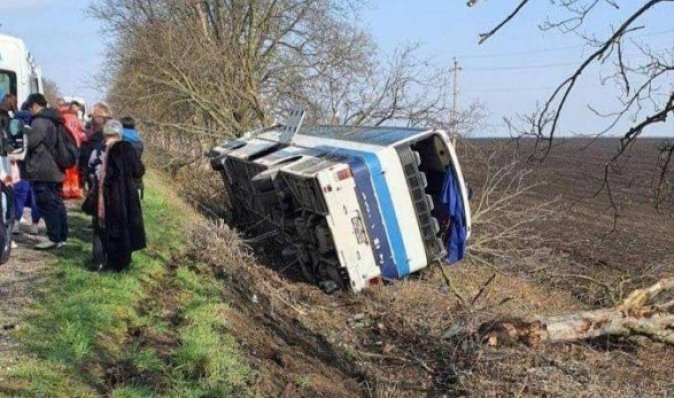 В Молдове ехавший в Киев автобус с пассажирами влетел в дерево и перевернулся: есть пострадавшие