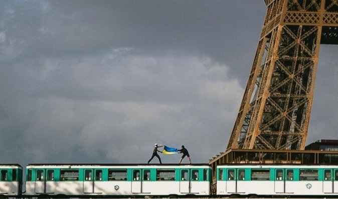 У Парижі руфери підняли прапор України на даху поїзда, що рухається (фото, відео)