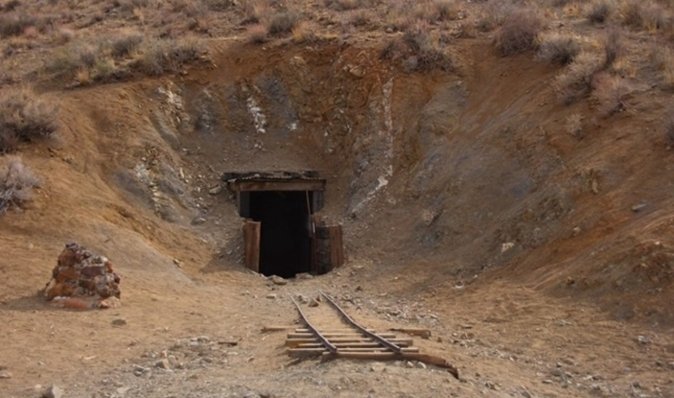Тунель у нікуди: чоловік майже 40 років копав таємний прохід у пустелі, а потім зник (відео)
