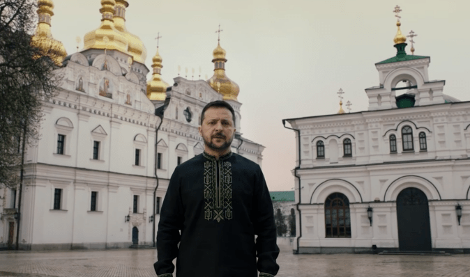 "Освободим Украину от чер**й": Зеленский поздравил украинцев с Пасхой (видео)