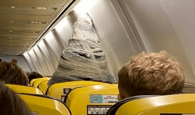 Посадив біля вікна: пасажир проніс у літак двометрову статую Діви Марії (фото)