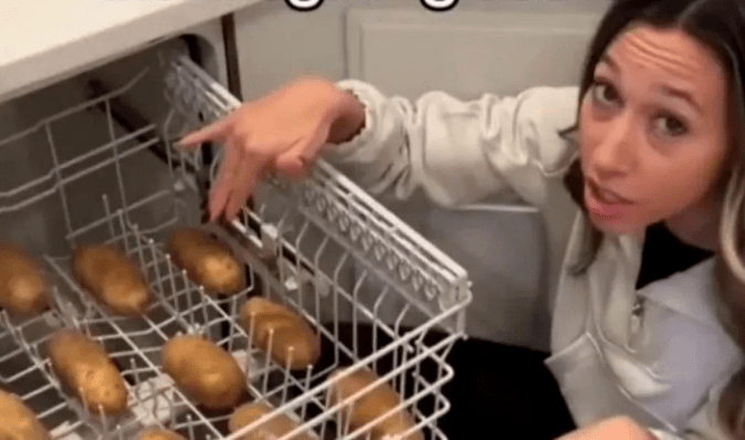 Незвичайний лайфхак: навіщо дівчина миє картоплю в посудомийній машині (відео)
