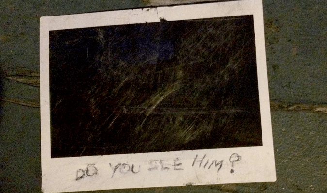 "Ви помрете": чоловік знайшов зловісне фото на горищі дачного будинку (фото)