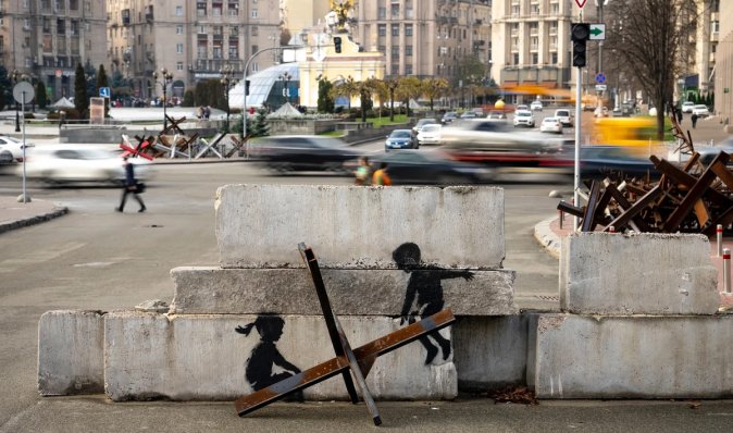 Формула британца. Какое послание украинцам зашифровал Бэнкси в граффити в Киеве и Бородянке