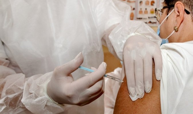 "Чим більше з'являється штамів COVID — тим менш ефективними стають вакцини", — імунолог