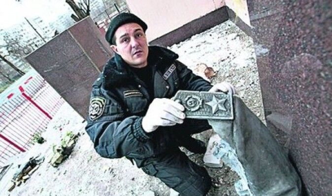 Подозреваемого в порче памятника Сталину выпустили на поруки