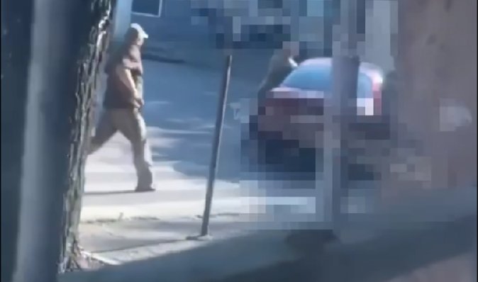 Двоє постраждалих: ТЦК висловився про "протягування" військових на капоті машини в Одесі (відео)