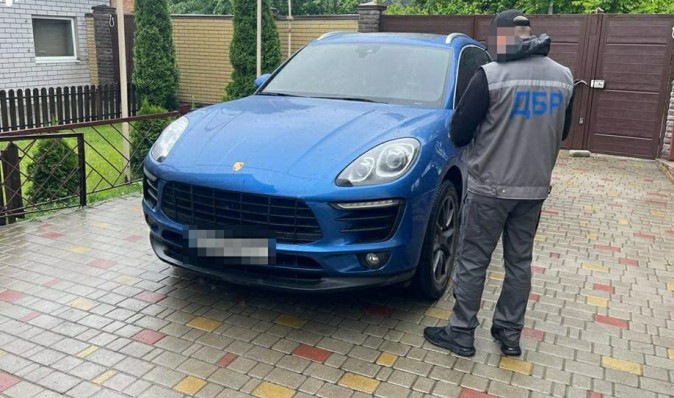 Porsche на тестя, земля на тещу: топполіцейський із Дніпра збагатився на 14 млн грн (фото)
