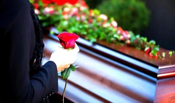 "Хочу дочекатися, поки він помре": дівчина вирішила помститися батьку на його похороні