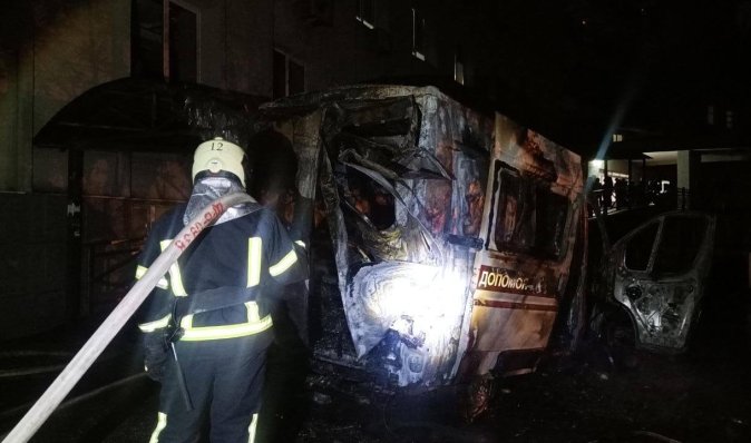 Есть погибшие: в Киеве сгорела машина скорой помощи (видео, фото)