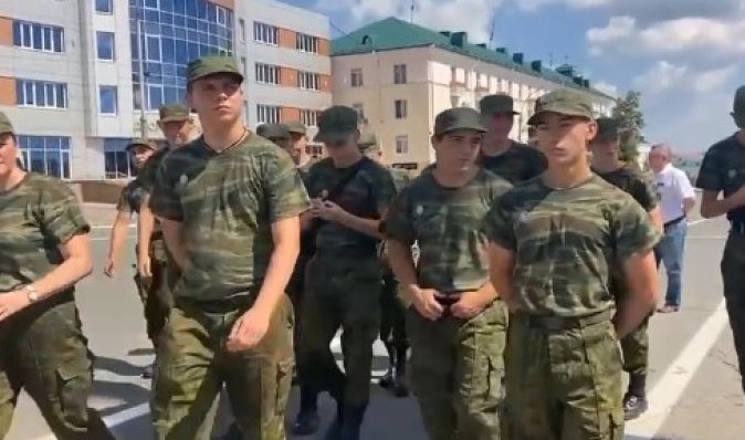 "Готують помирати на війні": дітей із Донеччини вивезли на військові збори в РФ (відео)
