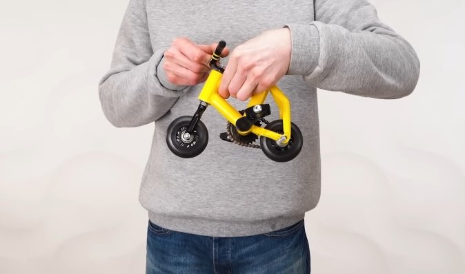 Умілець створив найменший у світі велосипед з колесами від роликових ковзанів (відео)