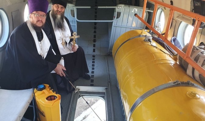 Пішло 100 літрів святої води: у РФ священики освятили район із вертольота (фото)