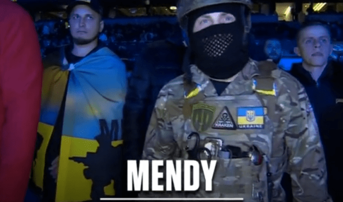Украинец Беринчик вышел на бой против Менди в форме спецподразделения ГУР Kraken (видео)