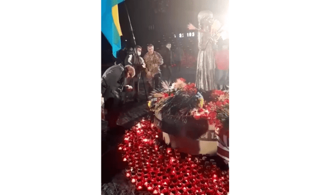 Киянин з'їв хліб із меморіалу Голодомору під час пам'ятних заходів (відео)