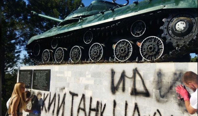 "Характерний посил": у Молдові розмалювали монумент із радянським танком (фото)