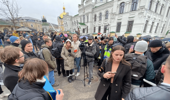 Служба на улице, чай и конфеты: протестующие у Лавры требуют выселить УПЦ МП (видео)
