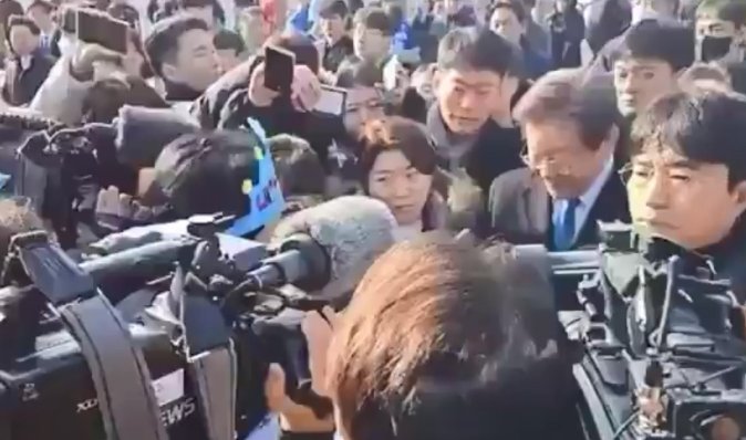 У Південній Кореї вдарили ножем лідера опозиційної партії (фото, відео)