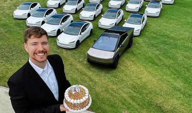 Американский блогер бесплатно раздаст 26 электромобилей Tesla (фото)