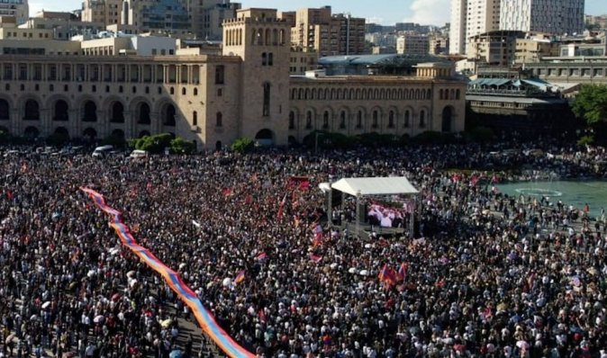 В Армении протестующие дали Пашиняну час на то, чтобы уйти в отставку, — СМИ (видео)